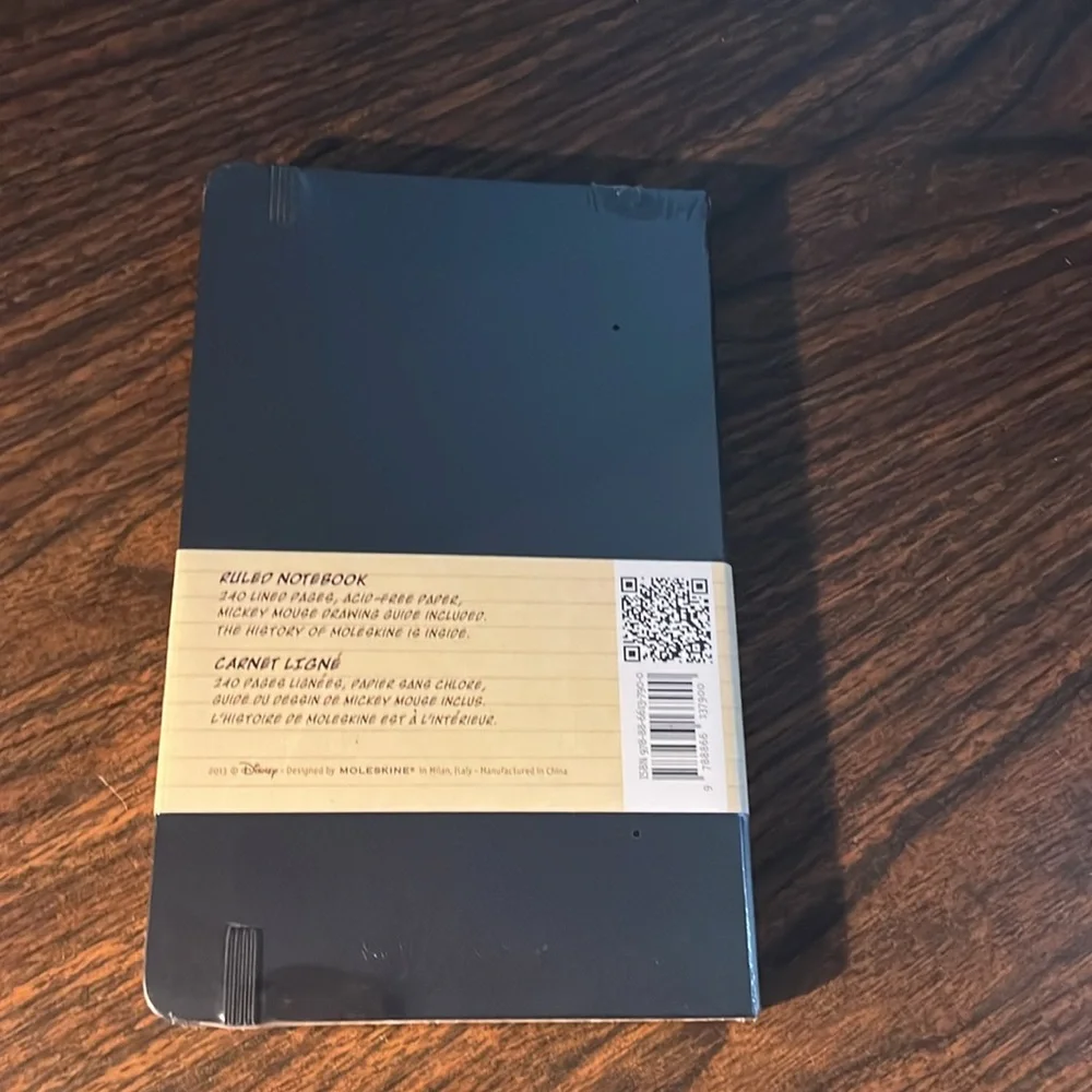 Mickey Mouse Moleskine Ruled Notebook with Mickey Mouse Drawing Guide included - Picture 2 of 5